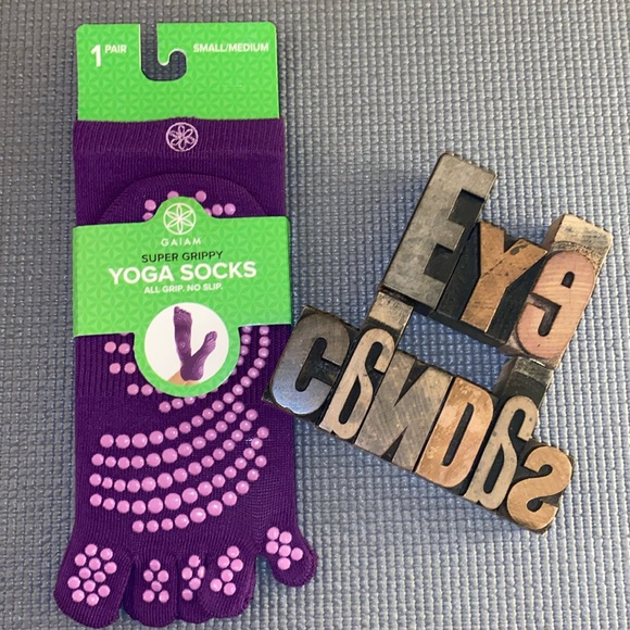 🆕🧘‍♀️GAIAM Women’s Super Grippy Yoga Socks in Purple - Picture 1 of 10